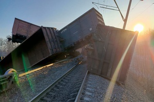 Несанкционированный выезд автомобиля на железнодорожные пути в необорудованном месте спровоцировал дорожно-транспортное происшествие с грузовым поездом.