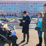 Полицейские, казаки и волонтёры. Жителям Междуреченска раздают «горячие телефоны» и просят оставаться дома