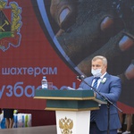 Вячеслав Телегин наградил угольщиков Междуреченска и Мысков. Правительственные и областные знаки отличия получили 25 работников шахт и разрезов.