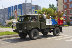 "Волга", "Катюша" и ГАЗ-66. Автопробег военной техники в Междуреченске